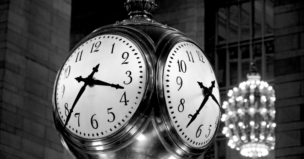 モノクロの大きな時計の写真。恋が動く時期やタイミングを占いで知りたいイメージ
