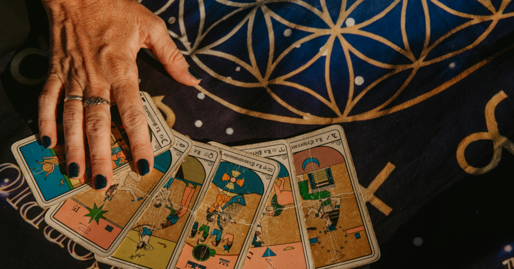 占いで恋の流れをタロットから読み解く、カードを広げる手元の写真
