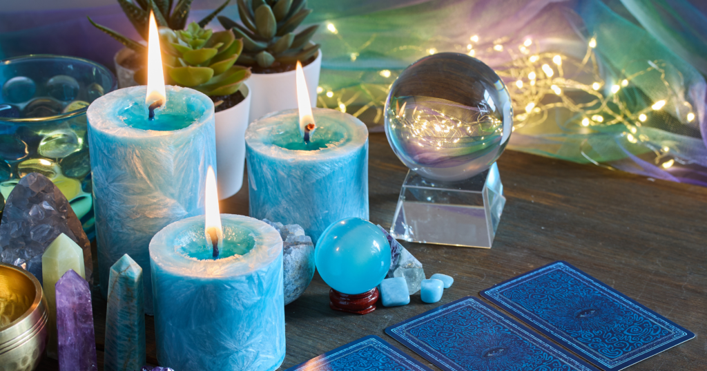 占いのキャンドルと水晶玉の前で恋の未来を占う、幻想的なテーブルの写真