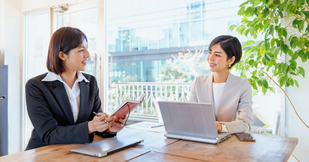 占いの相談で恋について話し合う、対面でメモを取る様子の写真