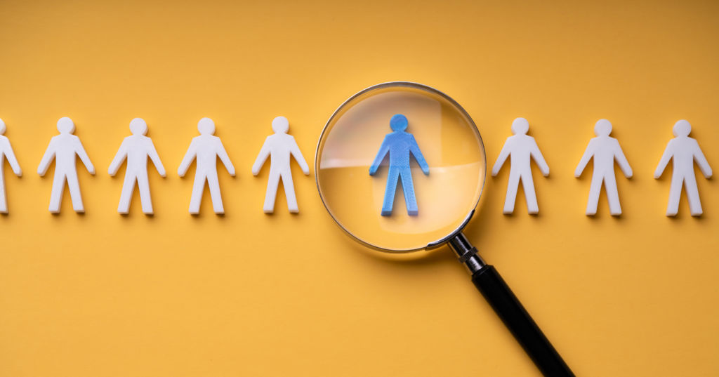 占いで恋の相性を探すイメージとして、虫眼鏡で人形を選ぶ写真