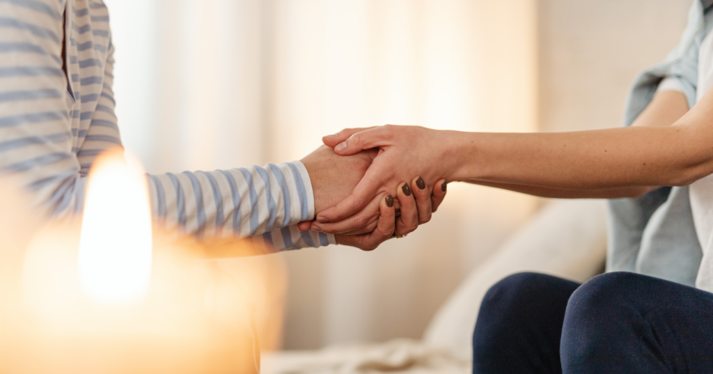占いで恋の不安を受け止めるように、手を握って支え合う写真
