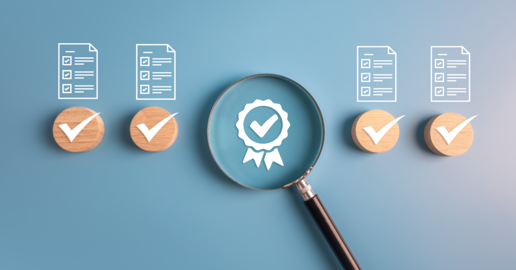 虫眼鏡とチェックマークのアイコン。恋の見極めや相性確認を占いでするイメージ